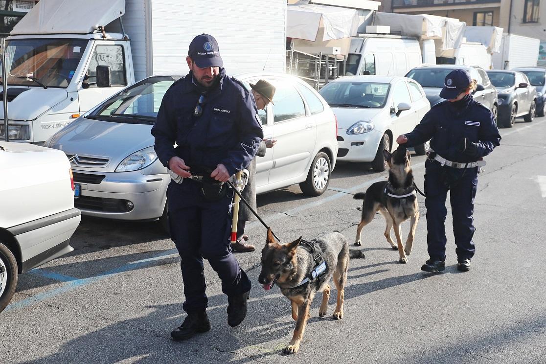 Una pattuglia del Nucleo Cinofilo della polizia municipale Terre Estensi