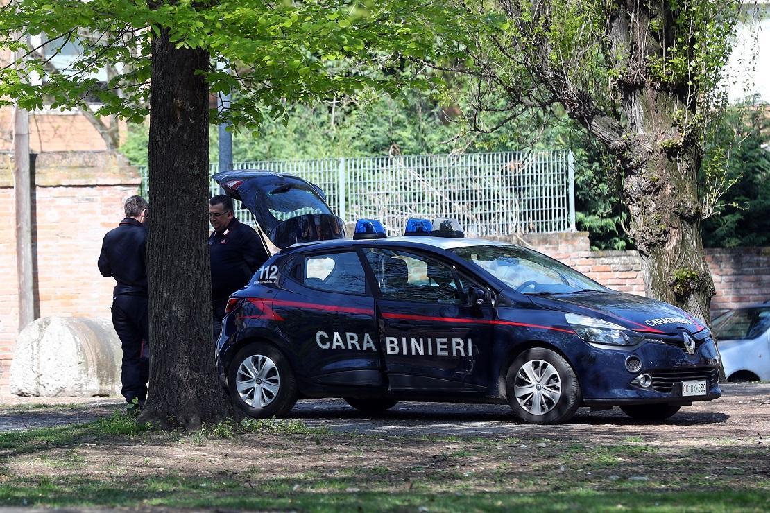 Una pattuglia dei carabinieri ai giardini del grattacielo