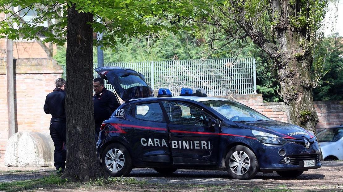 Una pattuglia dei carabinieri ai giardini del grattacielo