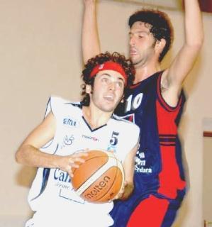 Chesi tenta di andare a canestro
