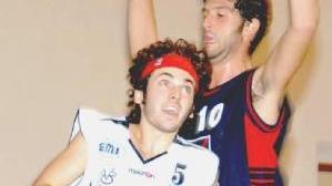 Chesi tenta di andare a canestro
