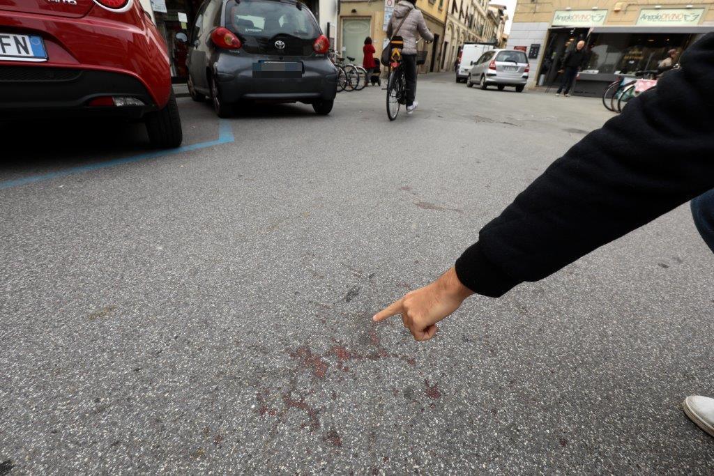 Le macchie di sangue in via Salvagnoli (foto agenzia Carlo Sestini) 