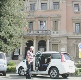 Uno dei taxi del servizio navetta di fronte al municipio in viale Verdi