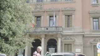 Uno dei taxi del servizio navetta di fronte al municipio in viale Verdi