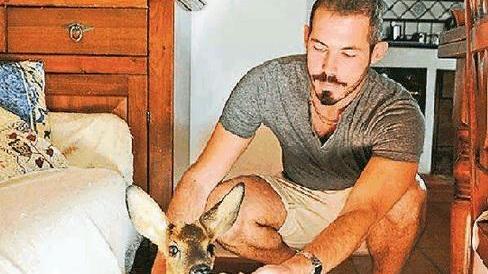 Alessio mentre dà il latte a Mirtillo (Foto Falorni/Silvi)
