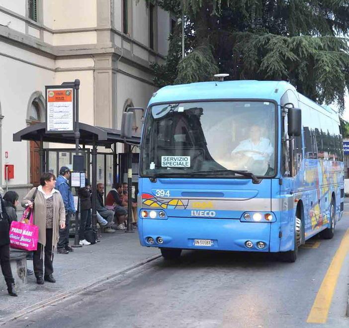 Un pullman in partenza dalla stazione