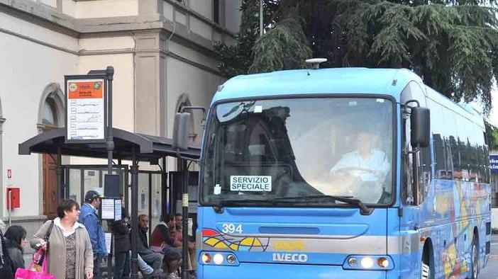 Un pullman in partenza dalla stazione
