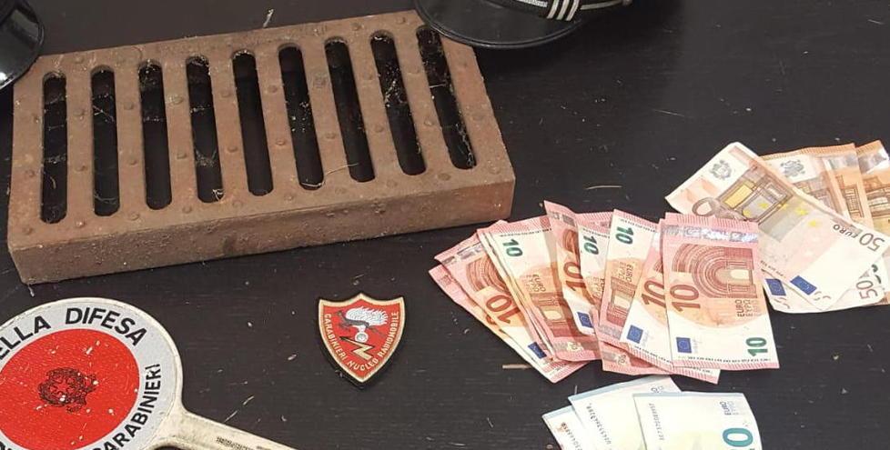 Imprigionato dalla serranda del bar dove stava rubando 