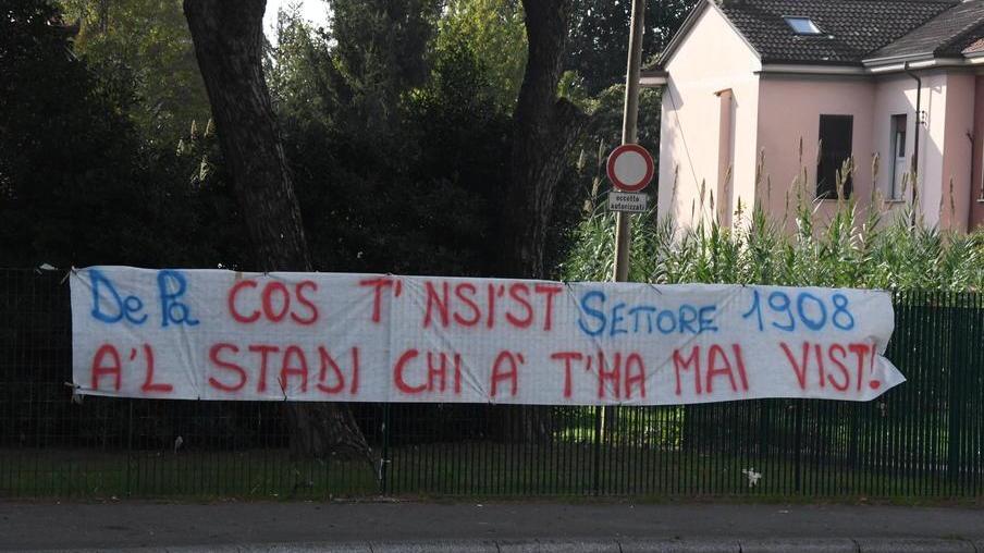 I tifosi del settore 1908 ironizzano sul sindaco che diserta gli spalti