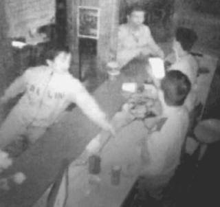 Nel video due aggressori minacciano i gestori di un Internet point