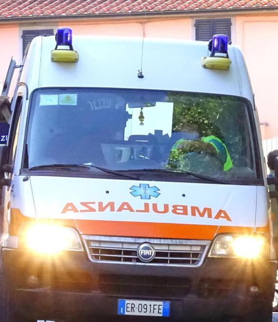 Lavora al cantiere si sente male e cade dall’impalcatura