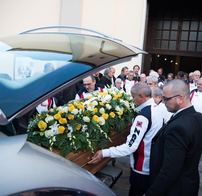 Lacrime e abbracci per l’addio a Marino Nelli 