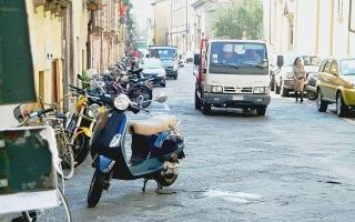 Motorini parcheggiati alla rinfusa in via S. Nicolao