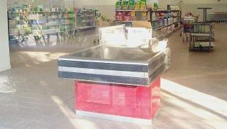 <strong>VIALE PETRARCA. </strong> Ecco il nuovo supermercato del gruppo Esselunga che da dopodomani apre i battenti. In alto: la facciata dell’ex immobile Fiat. A sinistra: gli interni del punto vendita durante i lavori preparatori