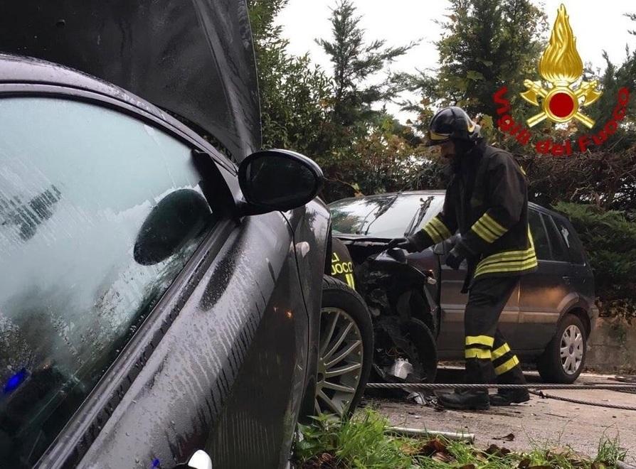 Un’auto nella scarpata