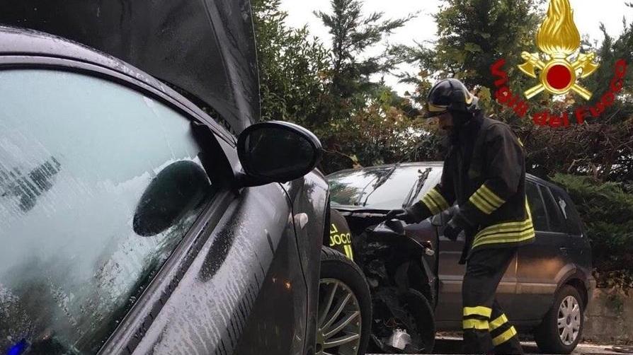 Un’auto nella scarpata