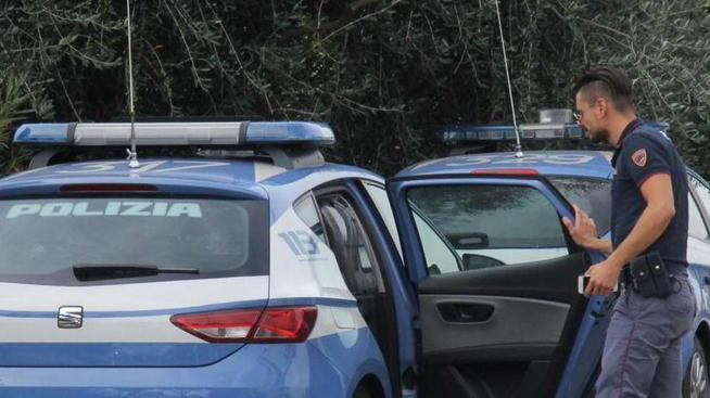 Minaccia una negoziante con una siringa e la rapina del telefonino