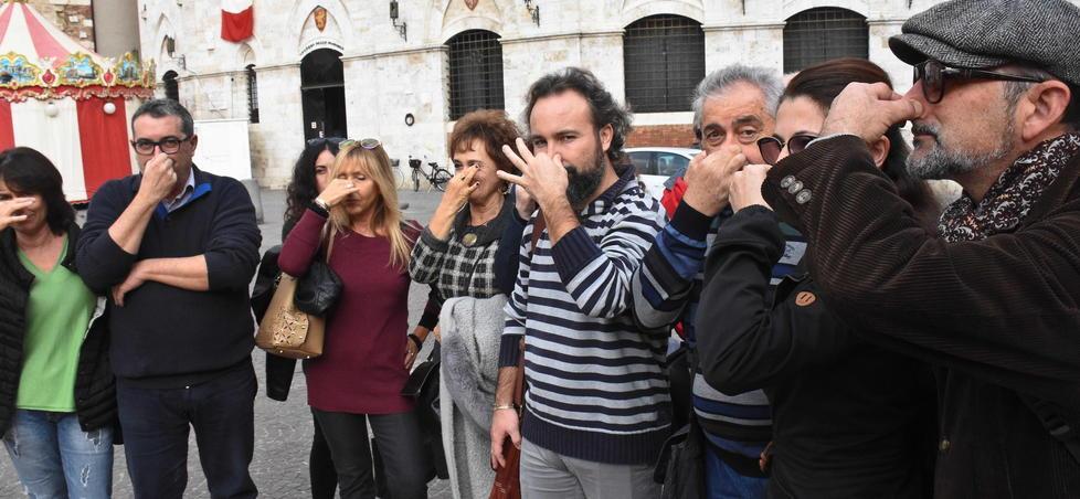 Cattivi odori, il sindaco rinvia alla Regione «Mancano leggi che solo Firenze può fare» 