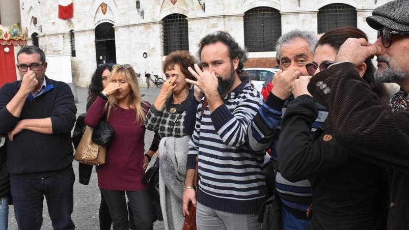Cattivi odori, il sindaco rinvia alla Regione «Mancano leggi che solo Firenze può fare»