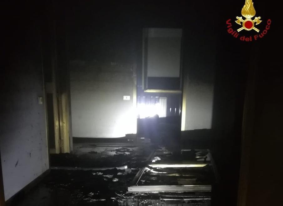Incendio nella notte nel ricovero di fortuna vicino al supermercato