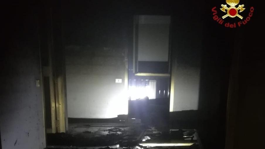 Incendio nella notte nel ricovero di fortuna vicino al supermercato