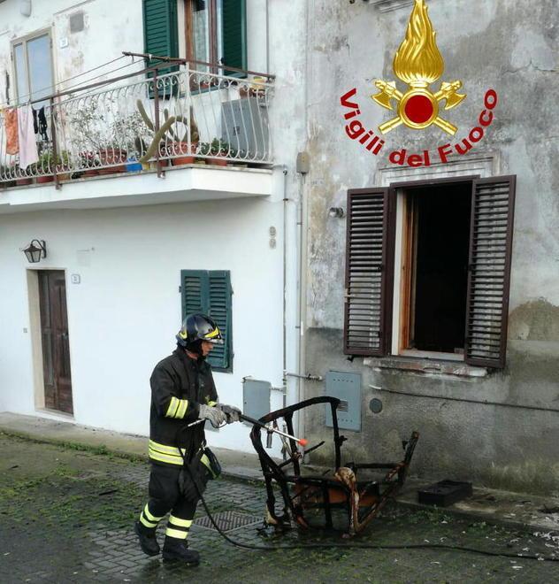 Divano in fiamme in una casa a Colognole 