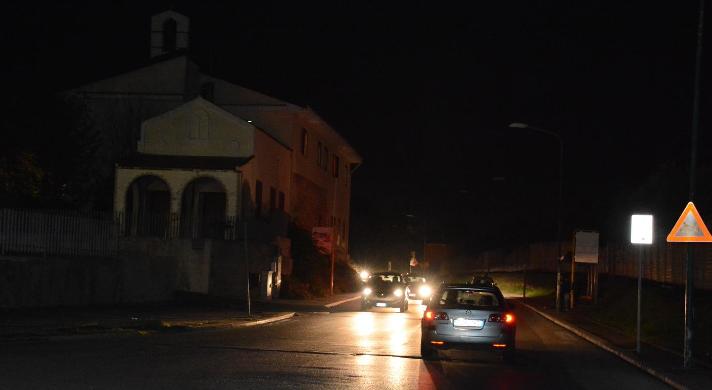 Pestato e rapinato mentre torna a casa 