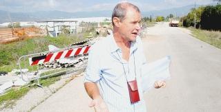 Sessa presidente Legambiente e dietro il cumulo di lastre in amianto abbandonate sulla strada che porta al campo rom Vicino a questa zona sorgerà il parco verde a fianco del nuovo ospedale