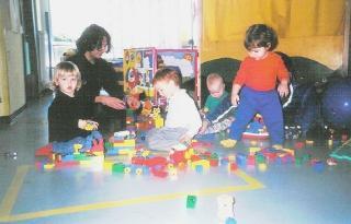 Bambini giocano in un asilo nido