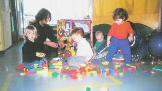 Bambini giocano in un asilo nido