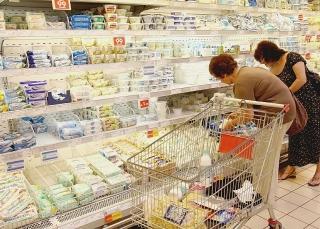 Clienti mentre fanno la spesa