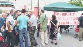 I lavoratori Dalmine ieri davanti al gazebo in piazza Gramsci, sopra l’interno del tubificio