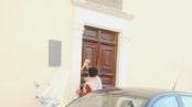 Un’auto con la ruota bloccata dalle ganasce