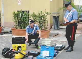 <strong>RADIOMOBILE </strong>I carabinieri mostrano il materiale recuperato nel corso dell’arresto dei due uomini di origine napoletana