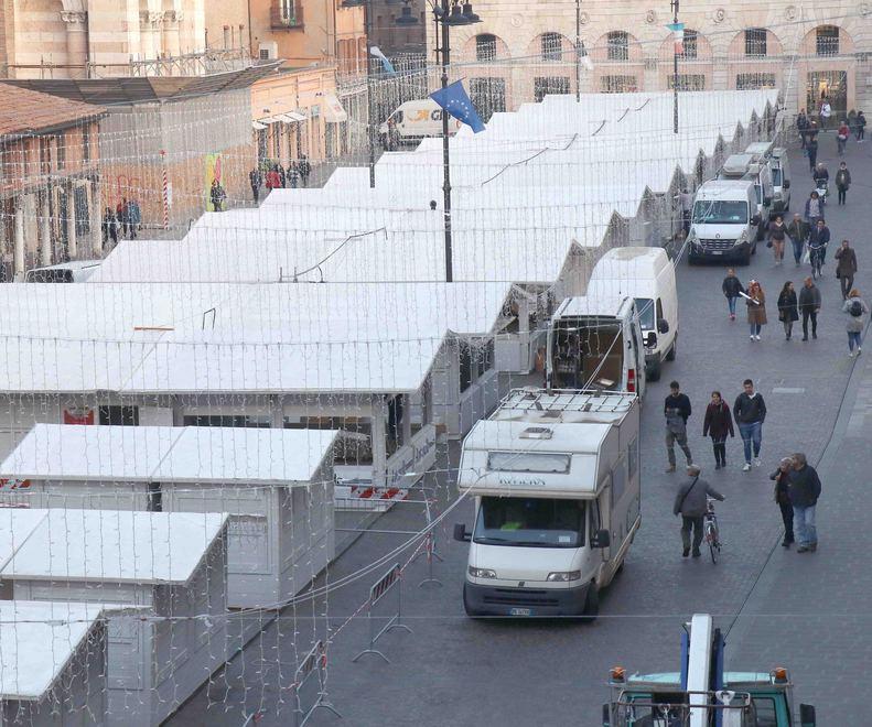 Da “Fiera del regalo” a fiera delle polemiche Sulle casette è bufera 