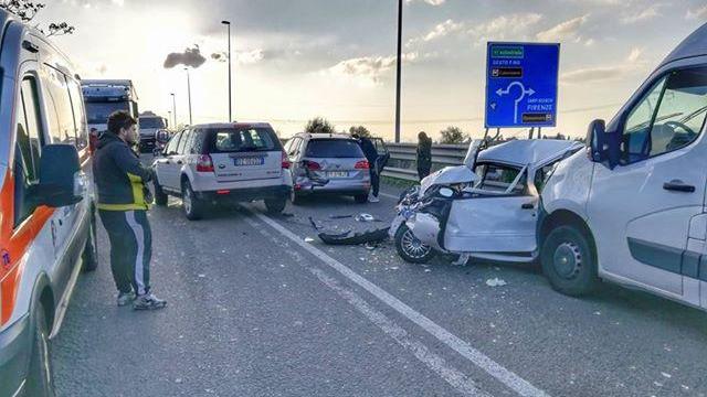 L'incidente accaduto sulla Perfetti Ricasoli (foto Fulvio Zampi Pastorino)