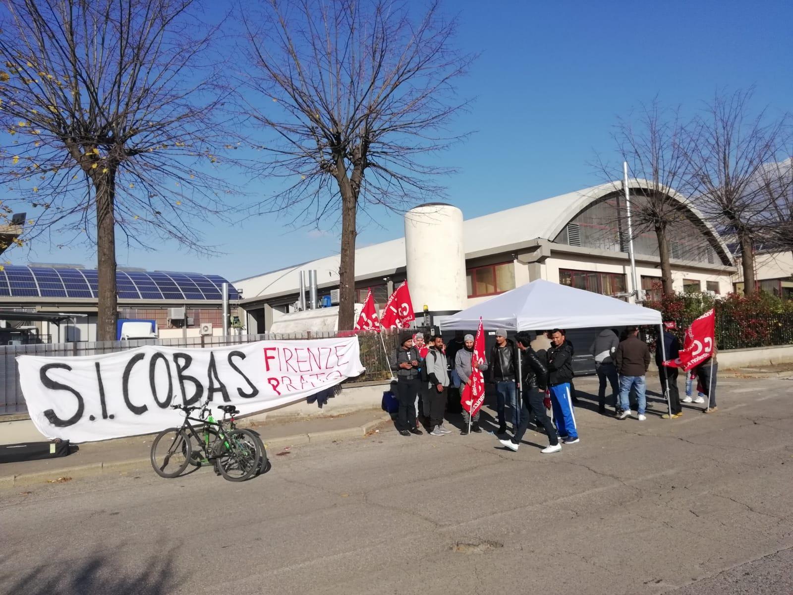 Il presidio del sindacato Si Cobas in via Labriola a Montemurlo