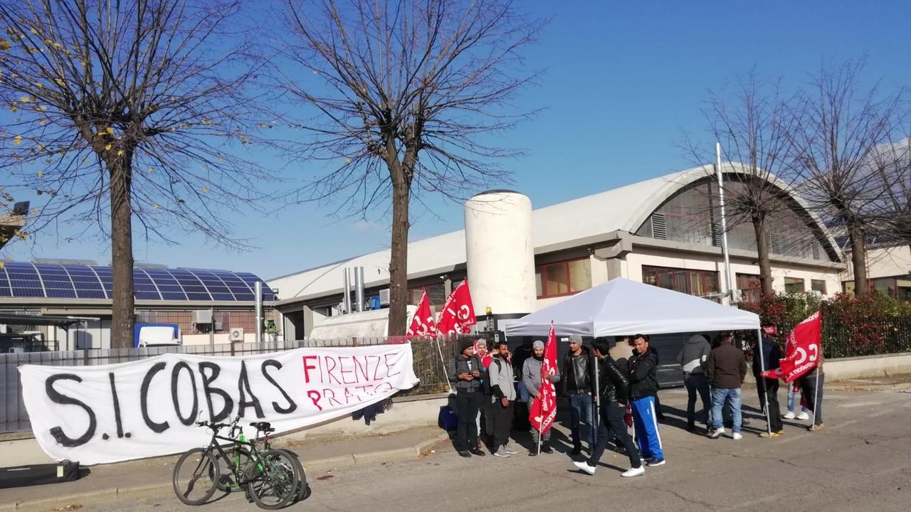 Il presidio del sindacato Si Cobas in via Labriola a Montemurlo