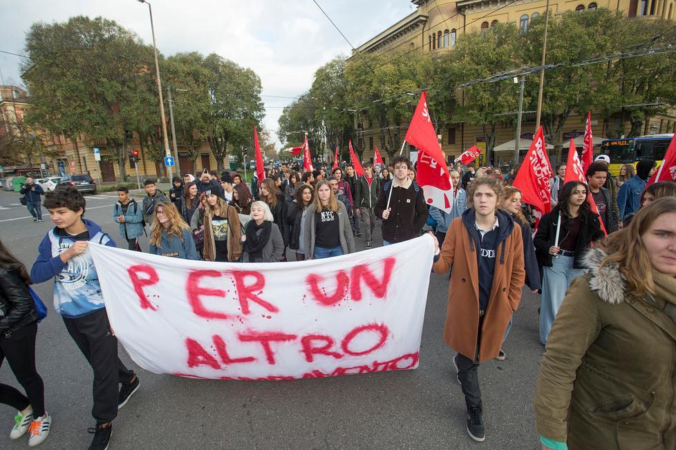 Modena, studenti medi in corteo "Per un altro cambiamento"