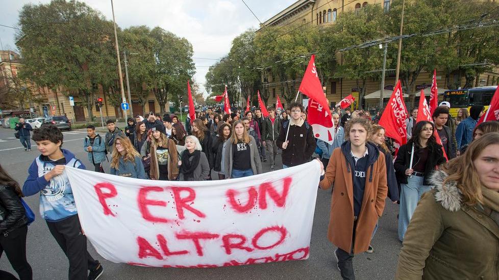 Modena, studenti medi in corteo "Per un altro cambiamento"