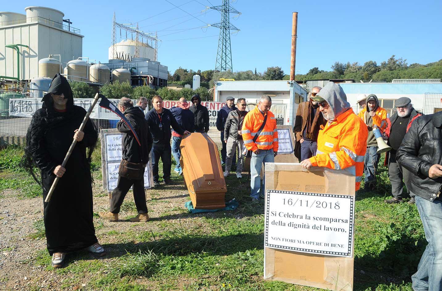 La manifestazione di Camping cig alla rotonda della Sol (foto PaBar)