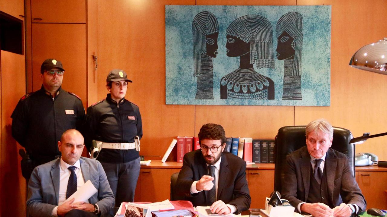 La conferenza stampa in Procura: da sinistra Gianluca Aurilia, Lorenzo Gestri e Giuseppe Nicolosi