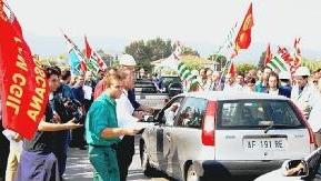 Lavoratori manifestano in difesa del posto di lavoro