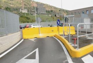 Sopra e a sinistra, il passaggio bloccato e i tornelli per i pedoni