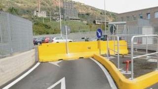 Sopra e a sinistra, il passaggio bloccato e i tornelli per i pedoni