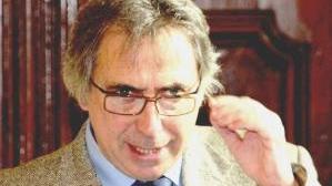 Il sindaco Alessandro Cosimi e l’area dove sorgerà il nuovo ospedale: sullo sfondo è visibile Villa Serena Nell’altra pagina è indicata l’area interessata dall’opera