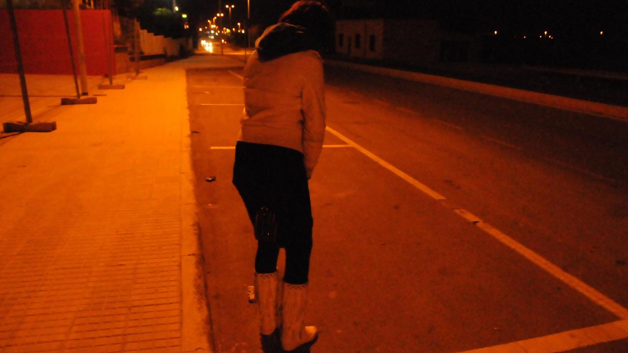 Una prostituta nella zona di Predda Niedda (foto Mauro Chessa)