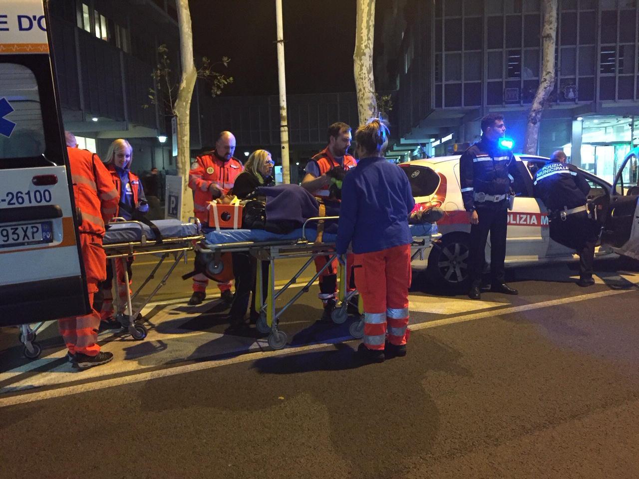 Il ferito caricato su un'ambulanza della Croce d'Oro (foto Batavia)