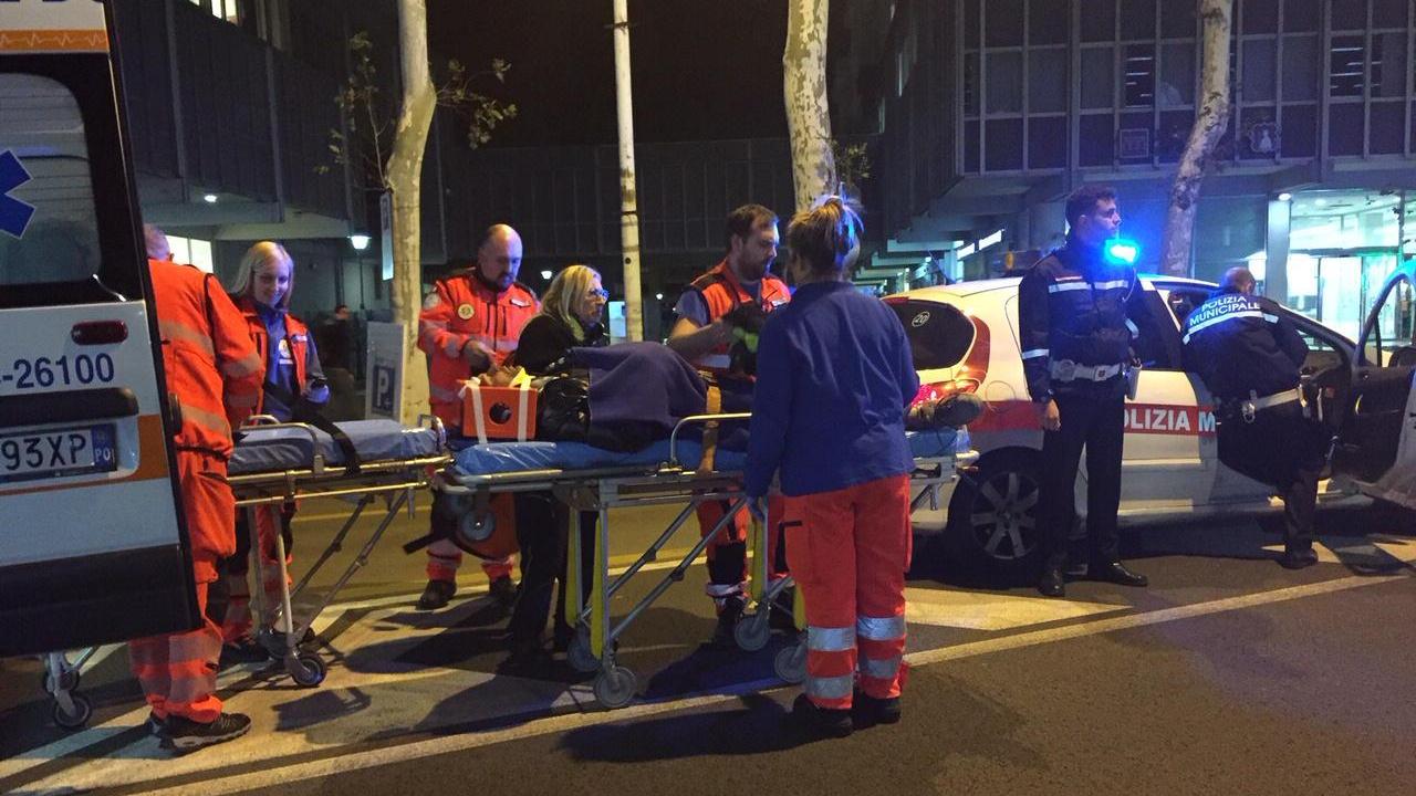 Il ferito caricato su un'ambulanza della Croce d'Oro (foto Batavia)
