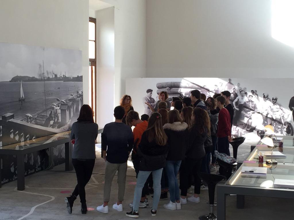 La mostra “Faccia a faccia” è stata prolungata per venire incontro alle richieste delle scuole: una delle ultime visite di studenti di questi giorni legate alla settimana della cultura d’impresa